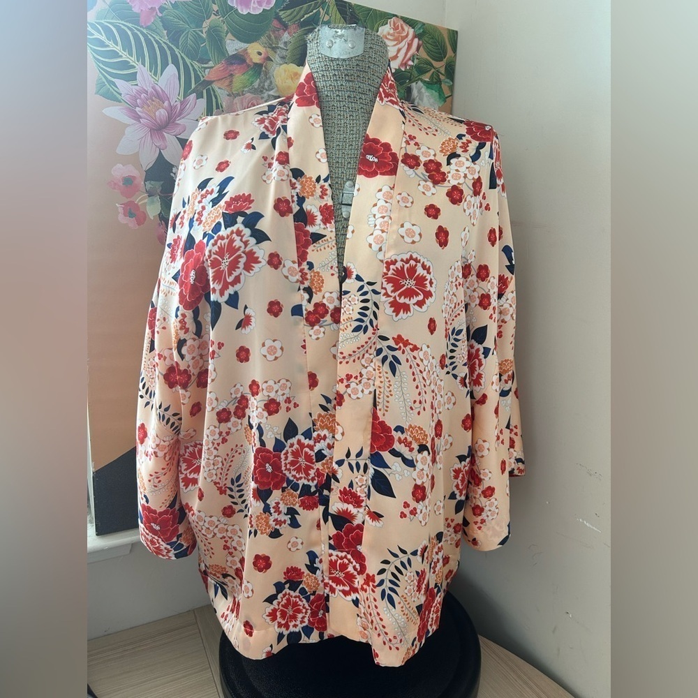 NWOT VIOLET+CLAIRE PEACH FLORAL KIMONO JACKET. STYLISH, POLISHED, GORGEOUS Sz.L
